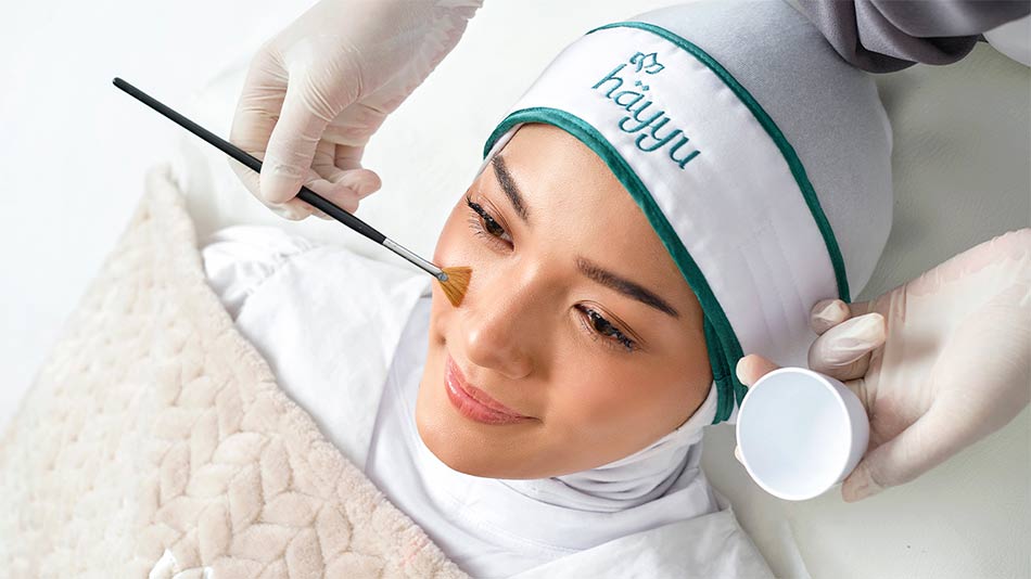 perbedaan peeling dan facial